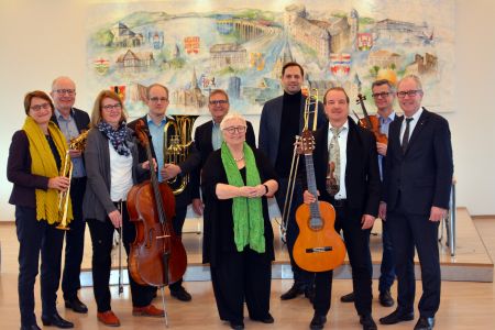Zusammen für die Musik: (vlnr) Annegret Schwiening (Geschäftsführerin Landesverband der Musikschulen NRW), Bernhard Hoppe Biermeier (CDU), Claudia Steenkolk (SPD), Heiko Röder (stellv. Leiter Städt. Musikschule Paderborn), Heinz-Josef Struckmeier (Musikschulleiter und stellv. Kulturamtsleiter Kreis PB), Sigrid Beer (Grüne), Marc Lürbke (FDP), Johannes Strzyzewski (Regionalsprecher der OWL Musikschulen und Leiter der Musik- und Kunstschule Bielefeld), Eddi Kleinschnittger (pädagogischer Leiter Kreismusikschule Paderborn), LR Manfred Müller  zu sehen sind die Landtagsabgeordnete und Vertretung  der Musikschulen mit Instrumenten